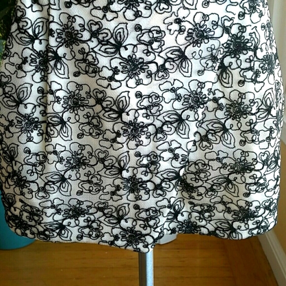 Lo Embroidered Lace Black and White Mini Faux Wrap Skirt Side Pockets Si… - Picture 3 of 9